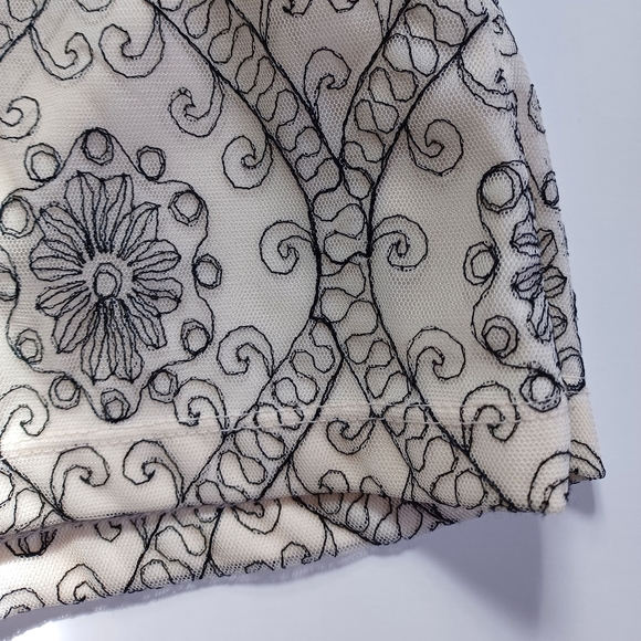 Embroidered Sleeveless Top - Picture 3 of 4